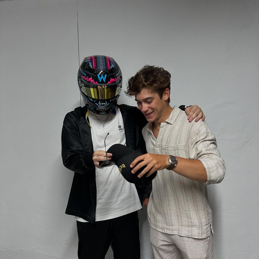 Mirá las fotos del encuentro de Colapinto y Bizarrap: Para cerrar una noche mágica en Madrid le dejé un recuerdo a @bizarrap de este año que estamos compartiendo juntos! El casco más lindo que tuve y el que más representa. Gracias x todo amigo (2).jpg